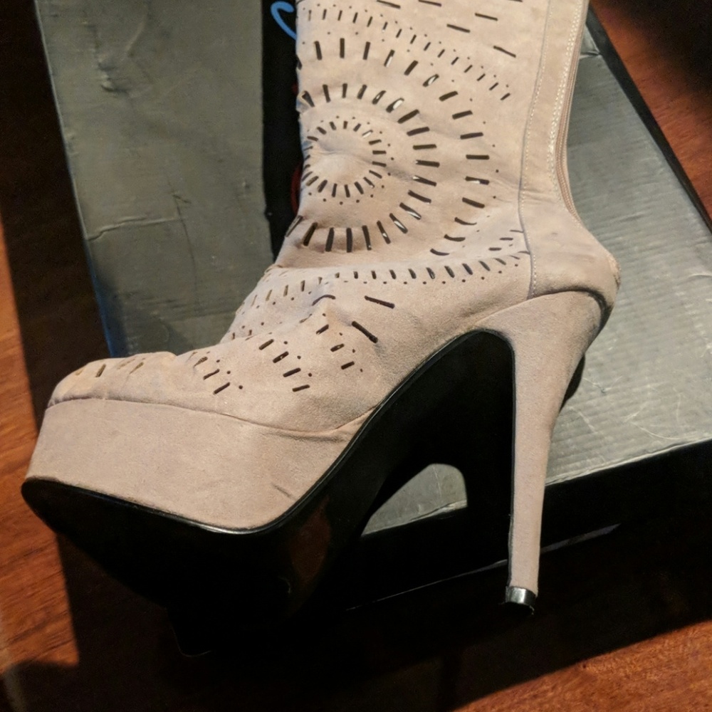 Boots - Picture 3 of 3